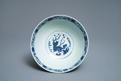 Een Chinese blauw-witte kom met een kylin en bloemslingers, Wanli
