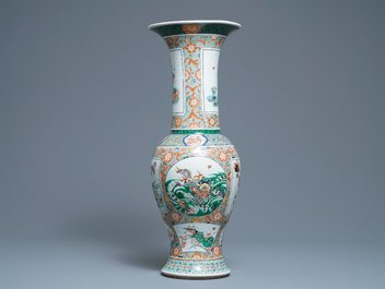 Un grand vase de forme yenyen en porcelaine de Chine famille verte, 19&egrave;me