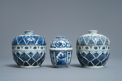 Drie Chinese blauw-witte dekselkommen, Wanli