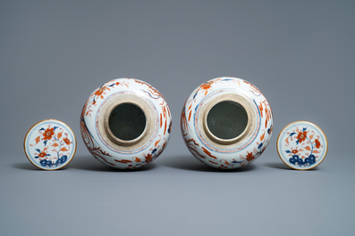 Een paar Chinese Imari-stijl dekselpotten met kylins en feniksen, Kangxi