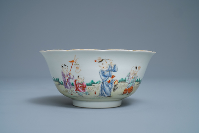 Un bol en porcelaine de Chine famille rose &agrave; d&eacute;cor de gar&ccedil;ons jouants, R&eacute;publique
