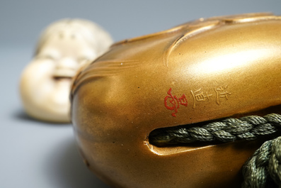 Drie Japanse lakwerk inro met netsuke en een dekseldoosje, Meiji, 19e eeuw