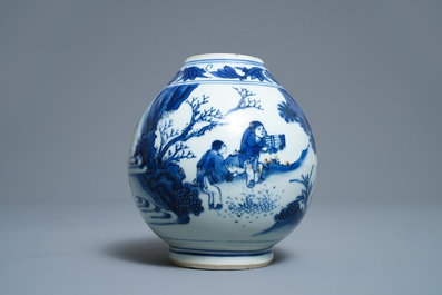 Un vase en porcelaine de Chine en bleu et blanc &agrave; d&eacute;cor de figures dans un paysage, &eacute;poque Transition