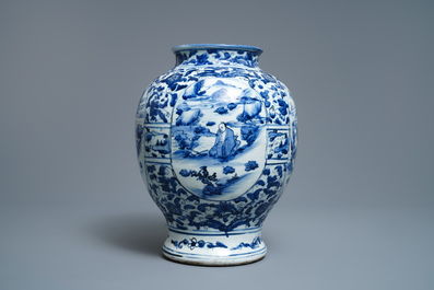 Een Chinese blauw-witte dekselvaas met figuratieve medaillons, Wanli