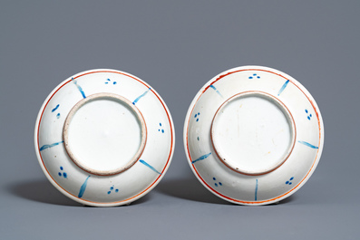 Une paire d'assiettes en porcelaine Kakiemon de style Wanli, Edo, Japon, 17&egrave;me