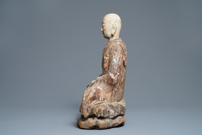 Une grande figure d'un moine bouddhiste en bois peint, Chine, Ming