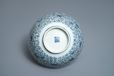 Een Chinese blauw-witte kom met een kylin en bloemslingers, Wanli