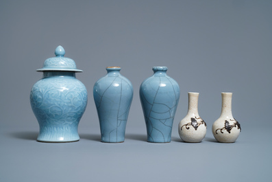Cinq vases en porcelaine de Chine bleu lavende monochrome et craquel&eacute;, 19/20&egrave;me