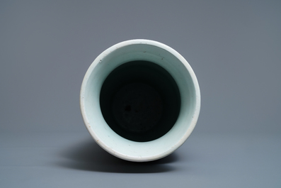 Un vase en porcelaine de Chine en bleu et blanc &agrave; d&eacute;cor du l&eacute;gendaire Zhang Xian, &eacute;poque Transition