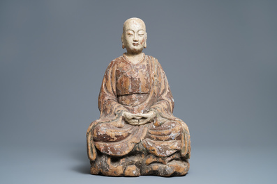 Une grande figure d'un moine bouddhiste en bois peint, Chine, Ming