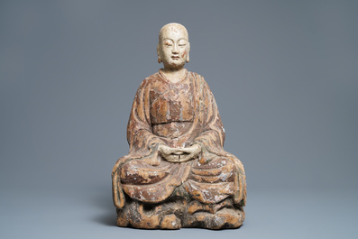 Een grote Chinese beschilderd houten figuur van een Boeddhistische monnik, Ming