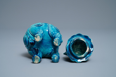 Un br&ucirc;le-parfum en forme de luduan en porcelaine de Chine turquoise monochrome, 19&egrave;me