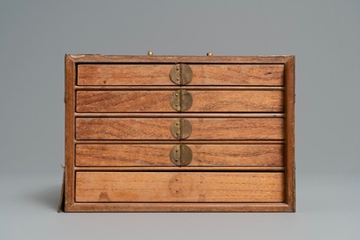 Un jeu de mahjong aux carreaux en os dans sa bo&icirc;te en bois, Chine, R&eacute;publique