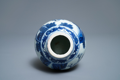 Un vase en porcelaine de Chine en bleu et blanc &agrave; d&eacute;cor de figures dans un paysage, &eacute;poque Transition