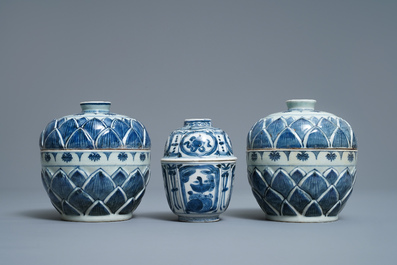 Three Chinese blue and white bowls and covers, Wanli