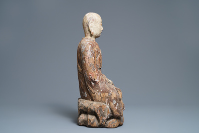 Une grande figure d'un moine bouddhiste en bois peint, Chine, Ming