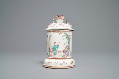 Un porte-montre en porcelaine de Chine famille rose &agrave; d&eacute;cor mandarin, Qianlong