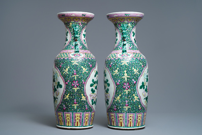 Une paire de vases en porcelaine de Chine famille rose &agrave; d&eacute;cor de pivoines, 19&egrave;me