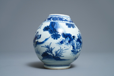 Un vase en porcelaine de Chine en bleu et blanc &agrave; d&eacute;cor de figures dans un paysage, &eacute;poque Transition