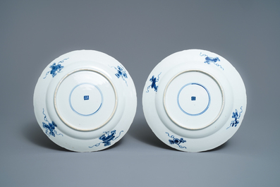 Six plats en porcelaine de Chine en bleu et blanc &agrave; d&eacute;cor de navires du VOC, Kangxi