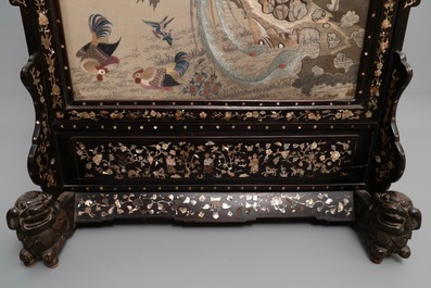 Een groot Chinees met parelmoer ingelegd houten scherm met zijden borduursel, 19e eeuw
