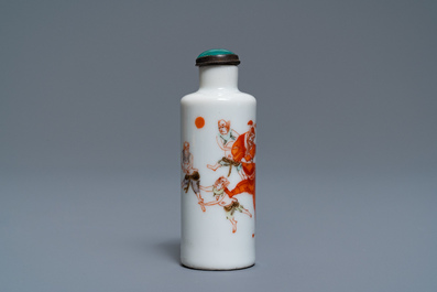 A Chinese famille verte 'Zhong Kui' snuff bottle, 19th C.