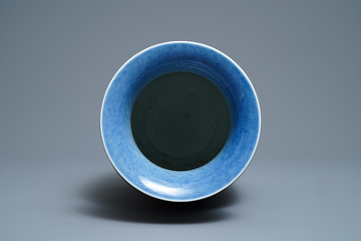 Un vase en porcelaine de Chine bleu monochrome, 19&egrave;me