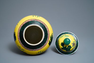 Un vase en porcelaine de Chine famille verte &agrave; fond jaune, 19&egrave;me