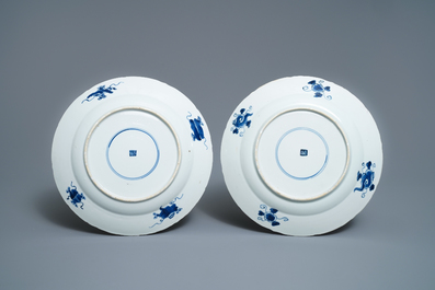 Six plats en porcelaine de Chine en bleu et blanc &agrave; d&eacute;cor de navires du VOC, Kangxi