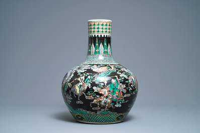 Un vase en porcelaine de Chine famille verte &agrave; fond noire, 19&egrave;me