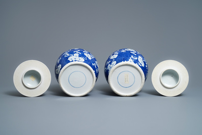 Une paire de vases couverts en porcelaine de Chine en bleu et blanc, 19&egrave;me