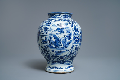 Een Chinese blauw-witte dekselvaas met figuratieve medaillons, Wanli