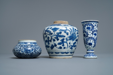 Deux pots et une timbale en porcelaine de Chine en bleu et blanc, Kangxi/Yongzheng