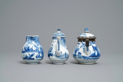 Twee Chinese blauw-witte theepotten en een melkkan, Yongzheng