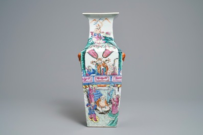 Een Chinese famille rose vierkante vaas met figuratief decor, 19e eeuw