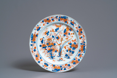 Trois plats en porcelaine de Chine de style Imari, Kangxi