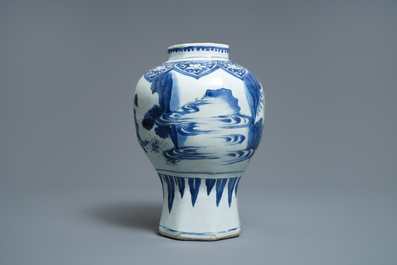 Een Chinese blauw-witte balustervaas met figuren in een landschap, Transitie periode