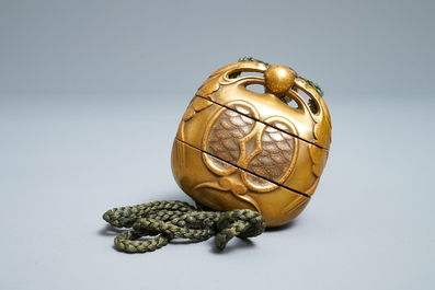 Drie Japanse lakwerk inro met netsuke en een dekseldoosje, Meiji, 19e eeuw