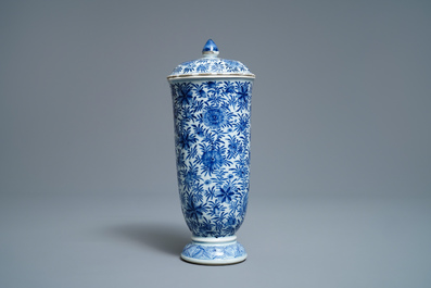 Een Chinese blauw-witte beker met deksel, Kangxi