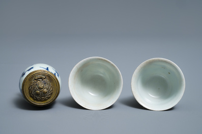 Een diverse collectie Chinees en Japans blauw-wit porselein, Ming en later