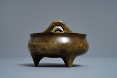 Een Chinese bronzen driepotige wierookbrander, Xuande merk, 18/19 eeuw