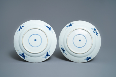 Six plats en porcelaine de Chine en bleu et blanc &agrave; d&eacute;cor de navires du VOC, Kangxi