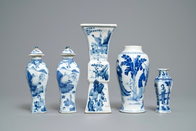 Cinq vases en porcelaine de Chine en bleu et blanc, Kangxi
