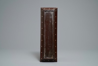 Un plateau de forme rectangulaire en bois laqu&eacute; incrust&eacute; de nacre, Chine, 17/18&egrave;me