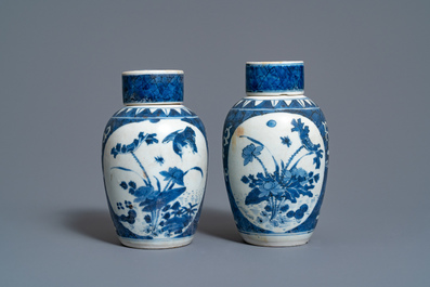 Une paire de pots couverts en porcelaine de Chine en bleu et blanc, &eacute;pave du Hatcher cargo, &eacute;poque Transition