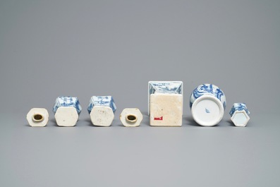 Cinq vases en porcelaine de Chine en bleu et blanc, Kangxi