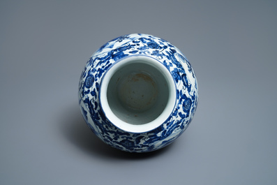 Een Chinese blauw-witte dekselvaas met figuratieve medaillons, Wanli