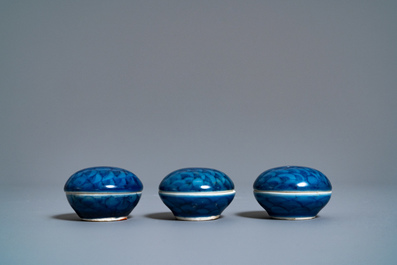 Trois vases et trois bo&icirc;tes couvertes en porcelaine de Chine en bleu et blanc, &eacute;pave du Hatcher cargo, &eacute;poque Transition
