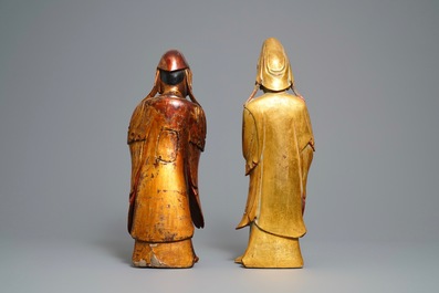 Twee grote Chinese vergulde en gelakte houten figuren van Guanyin, 18/19e eeuw