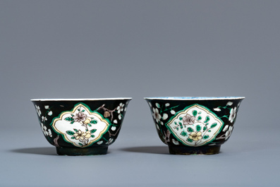 Une paire de tasses et soucoupes en porcelaine de Chine famille noire, Kangxi